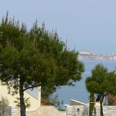 Apartment Mit Pool, Garten Und Meerblick *